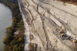 Alunecare de teren pe lotul 4 al autostrazii Lugoj – Deva, aflat in constructie