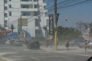 VIJELIE CUMPLITĂ la SIBIU. Autobuz PLIN cu CĂLĂTORI, DISTRUS de un panou LUAT de VÂNT. O terasă, SPULBERATĂ