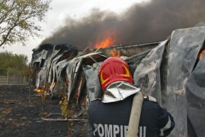 Tulcea: Depozitul unei fabrici de textile, in flacari. Pompierii intervin in Macin (galerie foto + video)     