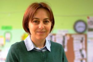 O educatoare din Alba a reuşit să pună un sat anonim din Apuseni pe harta educaţiei din România. Copiii învaţă după metoda Montessori, care pune accent pe dezvoltarea abilităţilor şi explorare senzorială