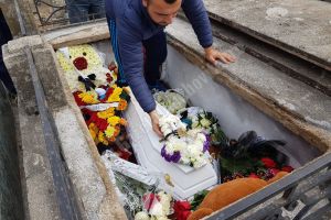 Un mormânt plin cu jucării! Cu care Ștefănuţ s-ar fi jucat dacă era tratat ca un pacient, nu ca un client!