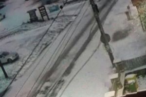 Zăpadă la Rânca! Drumarii acţionează pe DN 67 C