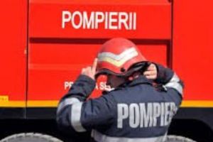 PANICĂ în trafic! Un microbuz de călători A LUAT FOC. INTERVENȚIE DE URGENȚĂ