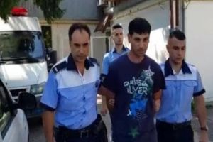 Reţinut pentru lovire şi distrugere