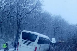 ALERTĂ. Autocar cu 46 de copii BLOCAT în zăpadă la Sibiu. Echipaje ISU intervin pentru salvarea copiilor