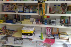 Sancţionaţi pentru comercializarea necorespunzătoare a rechizitelor şi uniformelor şcolare