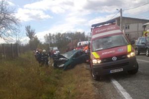 Au scăpat nevătămaţi, după ce s-au răsturnat cu maşina, la Câmpu Mare