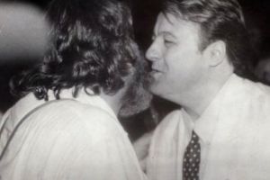 Un sărut frăţesc între Adrian Păunescu şi Corneliu Vadim Tudor. Povestea unei fotografii