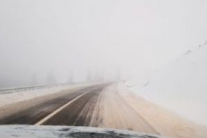 (FOTO) Zapada in Pasul Prislop. Drumarii au intervenit pe DN 18