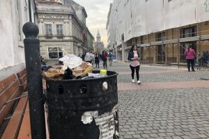 Realitatea din Timisoara lui 2018: Turistii pozau uimiti bancile de langa Catedrala Mitropolitana