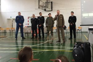 Militarii harghiteni alături de elevi cu ocazia „Zilei Armatei României în şcoli”