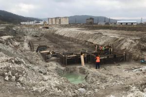 FOTO. Lucrările de la Baza de Tratament din Ocna Mureş avansează: S-a trecut la montarea structurilor din fier beton