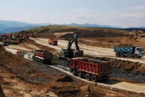 Un şofer de excavator şi-a accidentat mortal un coleg pe şantierul Autostrăzii Turda - Sebeş. A primit închisoare cu suspendare