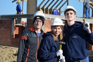 Tineri voluntari din 10 ţări au venit în Bihor ca să construiască locuinţe pentru sărmani