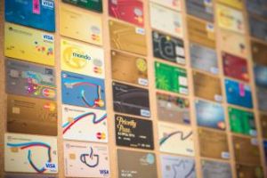 Banca Transilvania a început distribuirea cardurilor pentru clienţii Bancpost