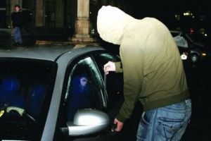 Doi minori din Săcele, reinuţi după ce au furat 20.000 de lei dintr-o maşină