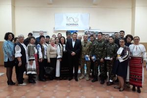 „Șezătoarea” din Miercurea Ciuc a cusut 100 de însemne tricolore pe care le-au dăruit militarilor harghiteni