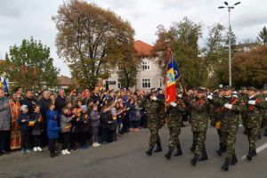 Ziua Armatei, sărbătorită la Bistriţa. Scrisori de la elevi pentru militarii aflaţi în Afganistan (VIDEO)