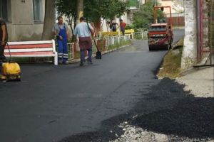 După zeci de ani, se asfaltează aleile pietonale din oraşul Bălan. Primăria locală solicită înţelegere