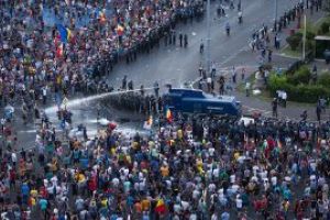 Sapte protestatari acuzati ca au lovit jandarmi la mitingul din 10 august, arestati preventiv