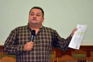 Protest în Consiliu Local. Un orădean le-a cerut aleşilor să nu îi exproprieze curtea casei