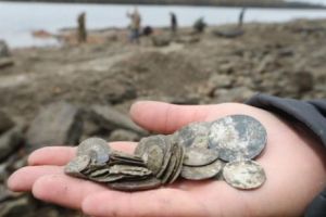 Descoperire epocală în Dunăre. O comoară impresionantă a fostă descoperită în albia Dunării de către arheologii maghiari 