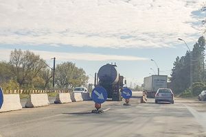 Drumarii se „sincronizează” sadic pentru nervii şoferilor. Au început lucrări de reparaţii pe DN 7 tocmai în porţiunea cea mai greu încercată de trafic