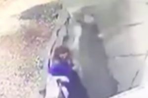 DOUĂ femei au fost ÎNGHIȚIE de PĂMÂNT. VIDEO terifiant din MOMENTUL INCIDENTULUI