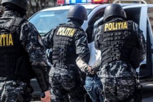 Tinerii reţinuţi după percheziţii, eliberaţi