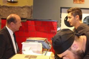De dragul Elenei, Traian Băsescu a mâncat pizza într-o cămăruţă 4/4