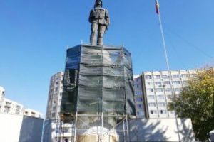 Reabilitarea statuii Ostaşului Român din Sfântu Gheorghe ar putea fi finalizată până pe 1 Decembrie, conform primarului