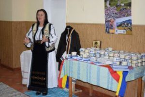 #CentenarulMariiUniri/Harghita: 100 de însemne tricolore, cusute în şezătoare, oferite militarilor care pleacă în teatrele de operaţii