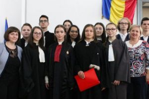 FOTO: Ziua Justiţiei sărbătorită de elevii de la Unirea la Tribunalul Mureş
