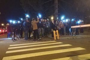 Zeci de braşoveni au protestat în faţa Prefecturii, după decizia lui Tudorel Toader
