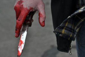 Bataie cu pumni şi cuţite între foşti iubiţi chiar în casa femeii disputate