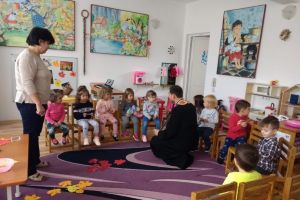 „Sfântul Mare Mucenic Dimitrie în mijlocul copiilor”