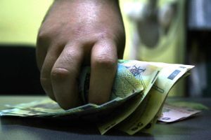 REȚINUT pentru DELAPIDARE. Administratorul unei firme din Sebeş, cercetat de poliţişti după ce a folosit banii societăţii în interes personal