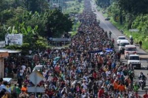 Trump scoate ARMA SECRETĂ pentru a bloca INVAZIA caravanei de IMIGRANȚI