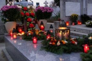 Baimarenii pregatesc mormintele pentru Luminatie. Vezi aici, care sunt preturile la flori si lumanari