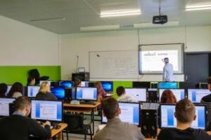 Investiţii de 5 milioane de lei la Cluj, pentru dotarea şcolilor cu table interactive şi calculatoare 