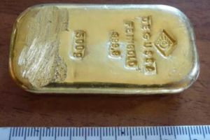 Număr de magie cu un lingou din aur – Un tânăr din Alba este cercetat de poliţişti după ce a înşelat o firmă de curierat din Sibiu, schimbând produsul comandat cu obiecte fără valoare