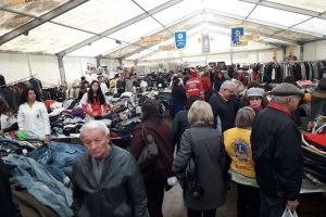 Târgul de purici, luat cu asalt încă de la deschidere. Ce lucruri găsiţi în cort