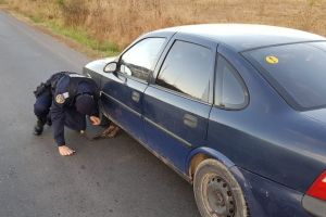 Jandarmii băcăuani au ajutat o tânără conducătoare auto, începătoare, care rămăsese cu maşina în pană