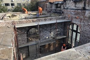 Lucrările la palatul Episcopiei greco catolice avansează în ritm alert. În curând se toarnă planşeul. IMAGINI inedite din interior!