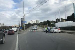 Un şofer a scăpat ”ca prin urechile acului” după ce a făcut accident la intrare în Cluj. A izbit în plin un parapet FOTO