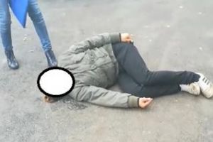 CLUJ: Drogat, zăcând pe jos în plină zi, pe strada Traian FOTO