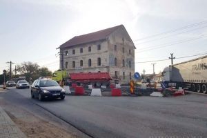 Giraţie fără acceleraţie: Noul sens giratoriu din mijlocul Oşorheiului încurcă mai rău circulaţia