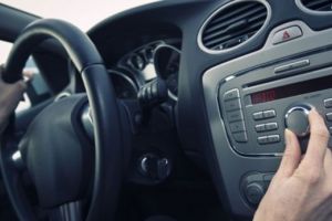 Mit sau realitate: Pot să fie amendaţi şoferii dacă ascultă muzica prea tare în maşină, în timp ce conduc