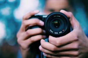 Bărbat ACUZAT de comportament NEPOTRIVIT faţă de ELEVELE pe care trebuia să le FOTOGRAFIEZE