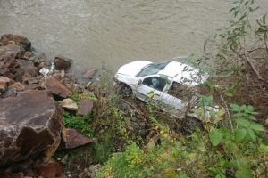 Echipajele SAJ in actiune: Masina rasturnata in raul Bistrita, in localitatea Crucea 
